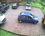 Une femme met 4 minutes pour sortir d'un parking
