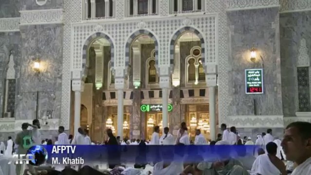 Muslim pilgrims throng Mecca for hajj