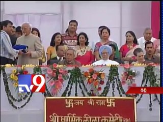 PM Manmohan and Sonia at Lord Ravan's Dahanam in Delhi