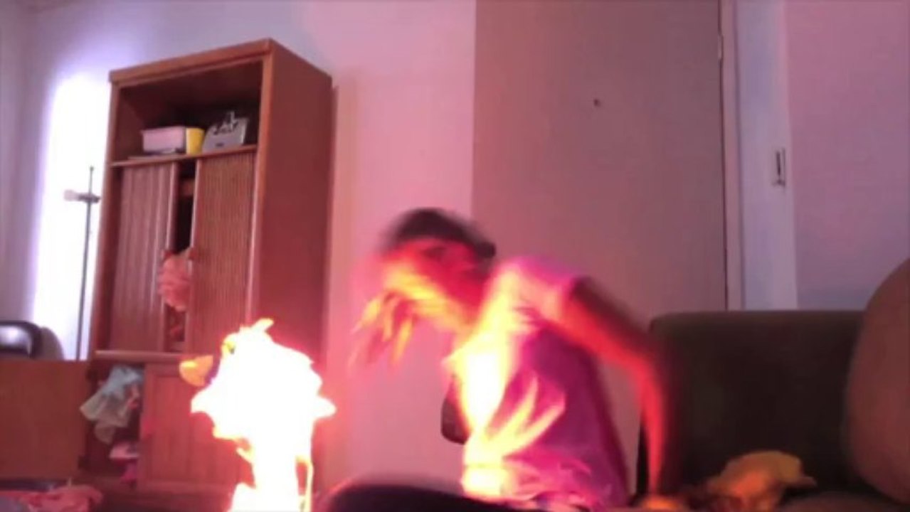 Worst Twerk Fail EVER - Girl Catches Fire (VIRAL)