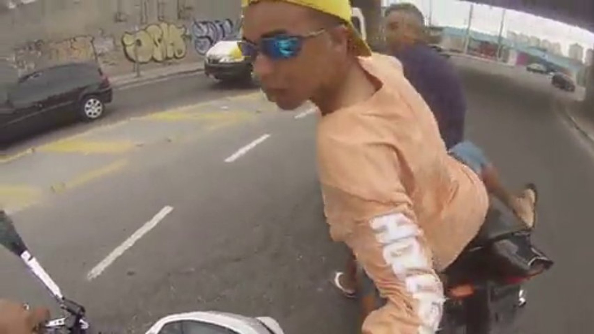 Voleur de moto se fait tirer dessus au Brésil - Vidéo Dailymotion