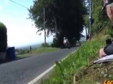 Un spectateur filme les motos passer à 280 km/h au GP d'Ulster