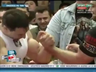 Bras de fer entre un pro et un bodybuilder