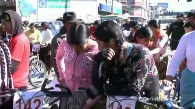 Bolivie : La course annuelle des Cholitas , les femmes des tribus indigènes