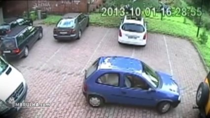 mulher no estacionamento - EMBRULHA.com