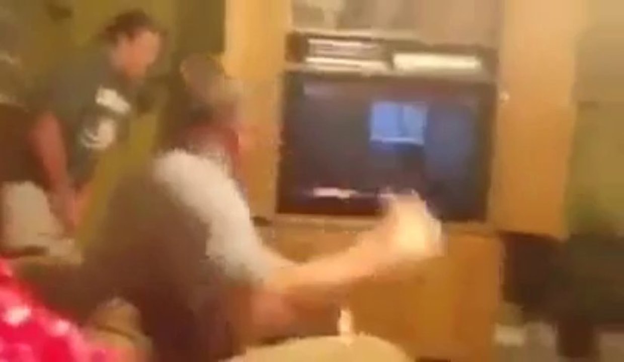 Il chasse une souris à la carabine à air dans son salon