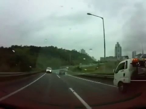 Un camion avertit une voiture d'un accident