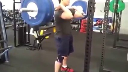 Il s'évanouit violemment en plein Front Squat