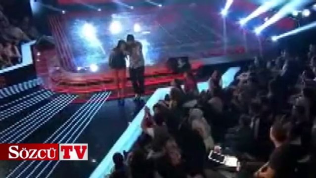 Ebru Gündeş dayanamadı sahneye atladı