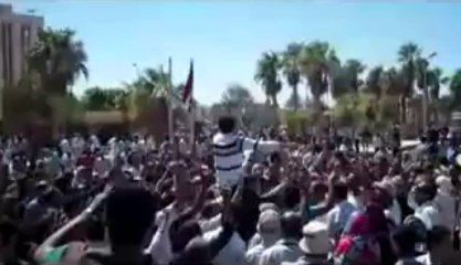 أهالى يهتفون ضد الإخوان بعد انفجار سيارة مفخخة داخل مديرية أمن جنوب سيناء