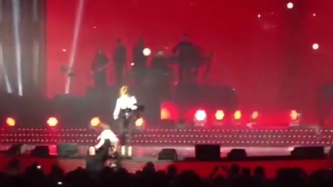 Mylène Farmer chute sur scène lors d'un concert à Nantes