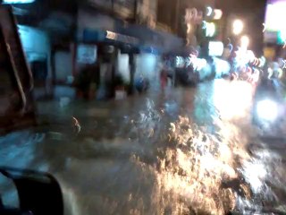 2013/06/13 lo zio del mondo pattaya thailandia acqua alta in soi buakhaow