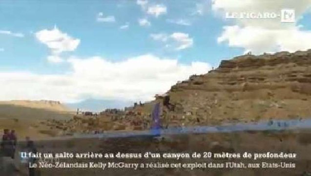 En vélo, il saute au dessus d'un canyon de 20 mètres de haut !