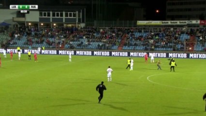 Il envahit le terrain et se joue de quatre stadiers !