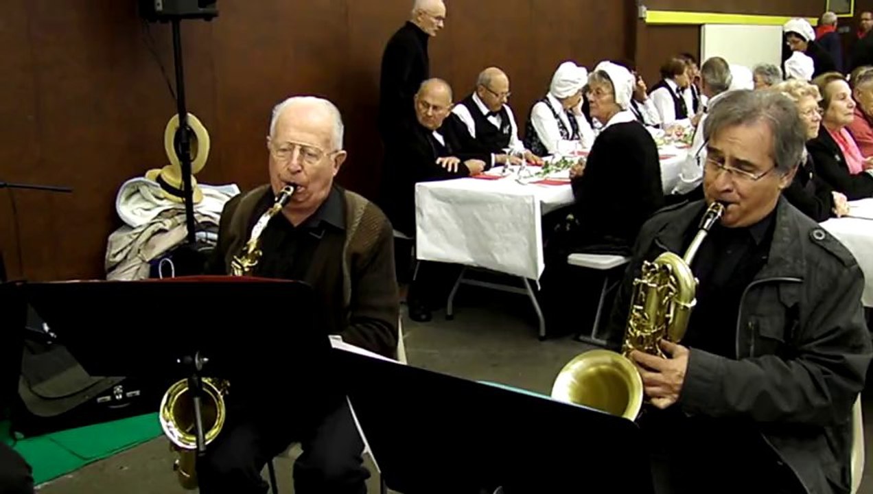 Les six saxophonistes du groupe Papy'sax
