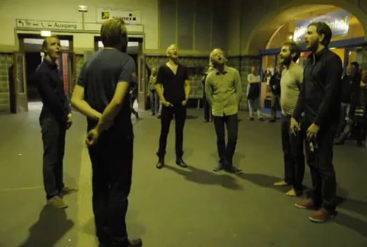 Árstíðir chante dans une gare comme dans une église!! Art Lyrique 2013
