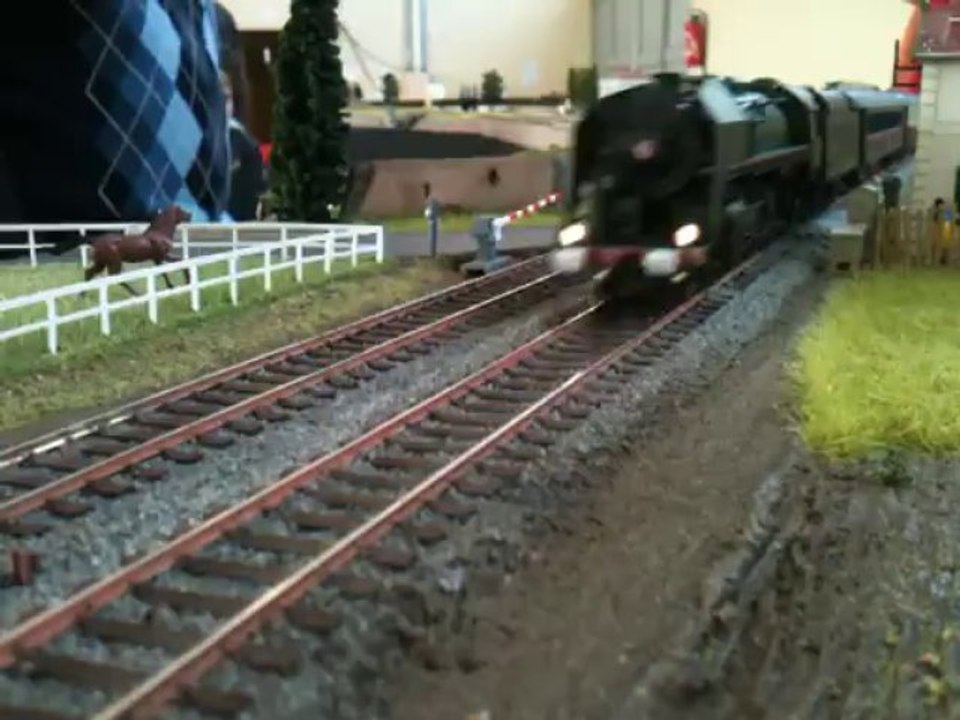 Passage au PN d'une 141R HJ DCC Sound tractant le train bleu sur réseau romdan