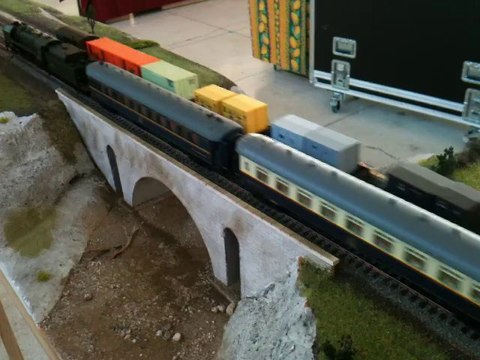 Croisement du train bleu tracté par une 141R HJ Dcc Sound et un messagerie RA tracté par une BB 63000 Roco Dcc