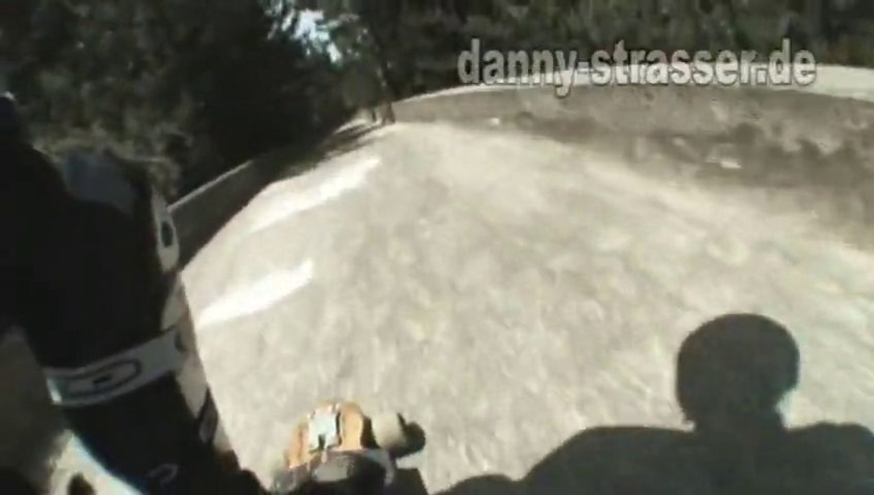 Descente en skateboard d'une piste olympique de bobsleigh