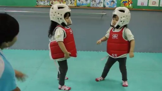 Combat de Taekwondo entre deux fillettes