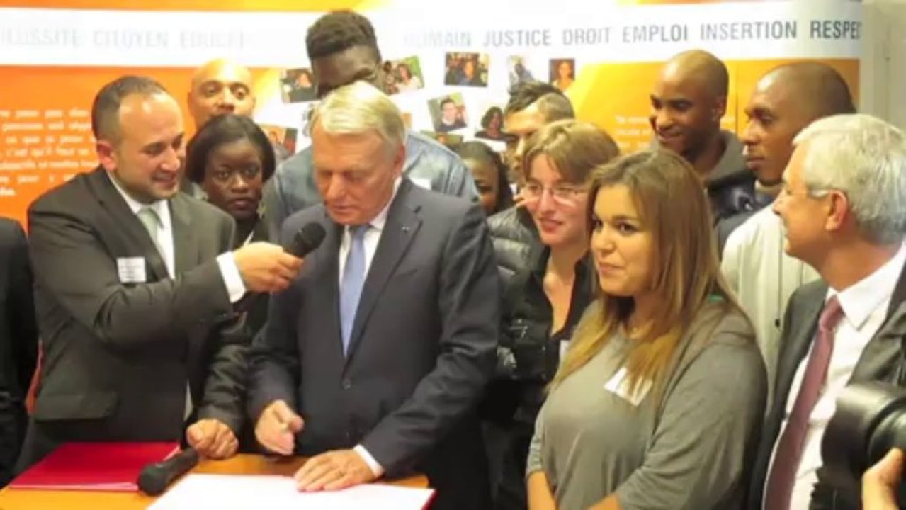 Jean-Marc Ayrault parraine 10 contrats " Garantie jeune" à la mission locale de Bondy (93)