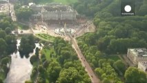 Knife-wielding man arrested at Buckingham palace