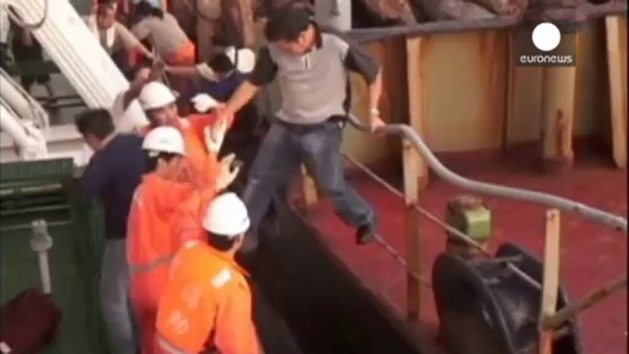 Chine : un bateau chargé de bois s'enflamme sur le...