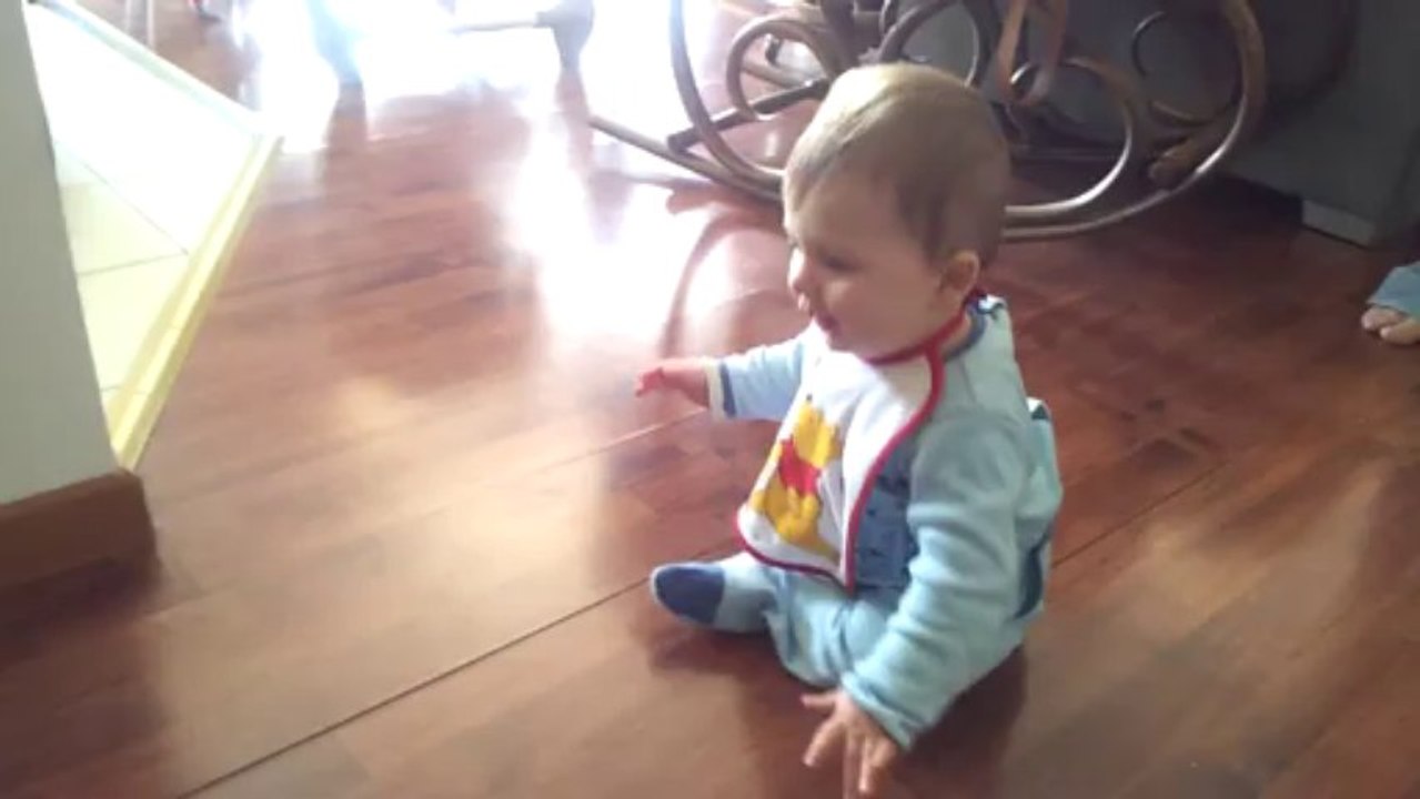 Hugo 7 mois marchouille à 4 pattes