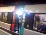 Une femme bloque la porte du RER