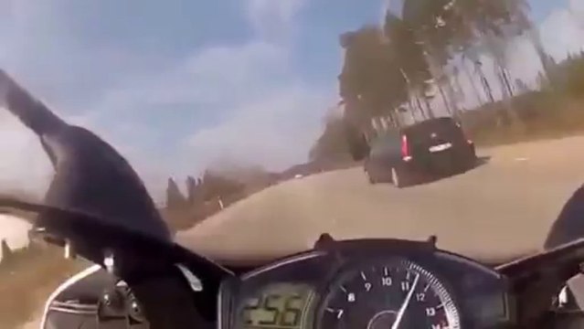 Mercedes SL63 AMG vs Yamaha R1 à 300 km_h