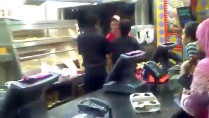 Ne jamais filmer un employé KFC sinon