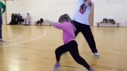 Petite fille danse sur de l'electro