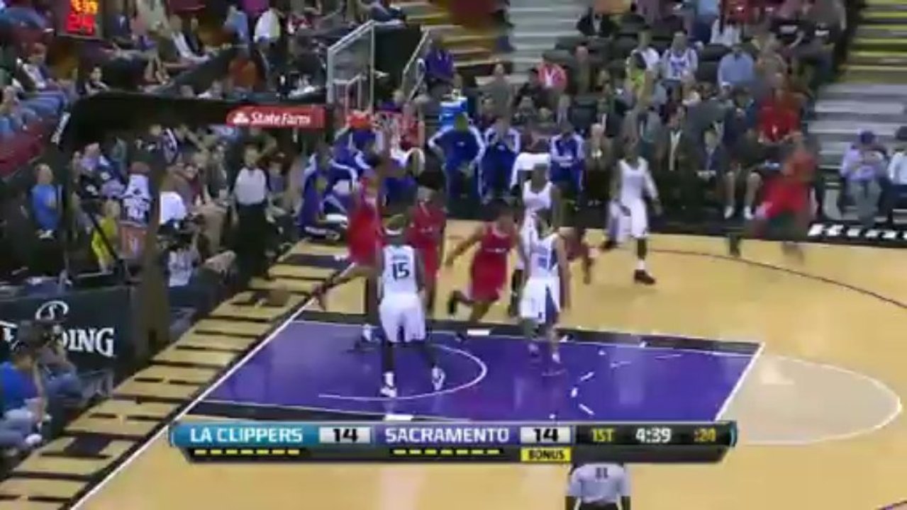Collison crossover 避過防守球員後再助攻給 Hollins alley-oop