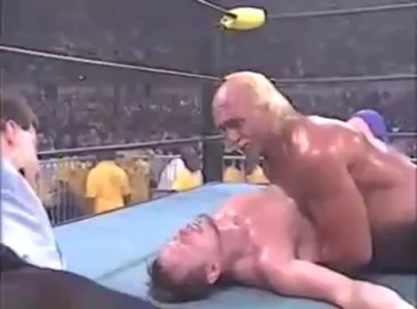 ⁣Hollywood Hulk Hogan vs Rowdy Roddy Piper-WCW Heavyweight Title