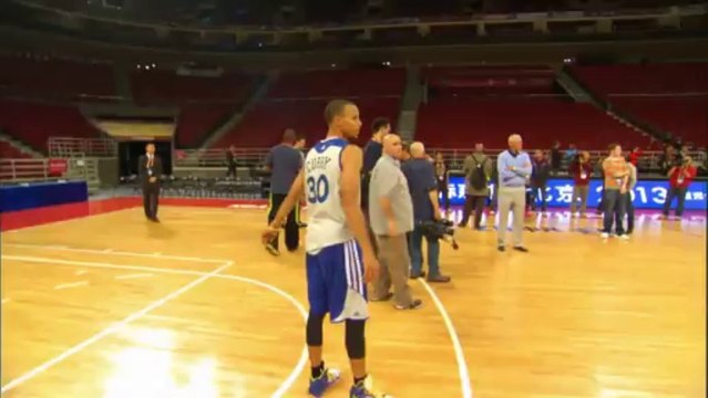 Stephen Curry marque tranquillement de la ligne à trois points opposée