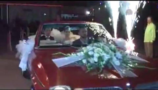 Gelin arabasıyla düğün salonuna girdiler