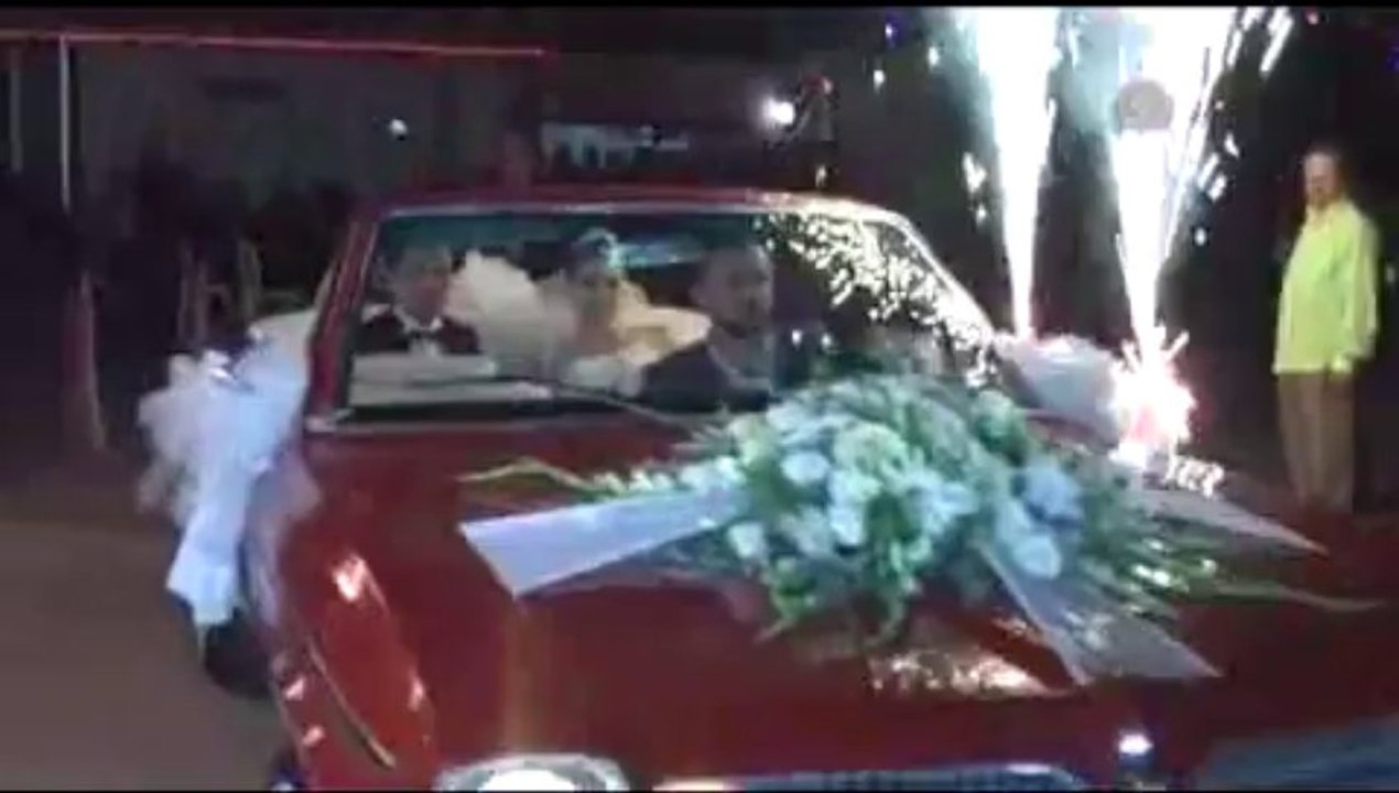 Gelin arabasıyla düğün salonuna girdiler