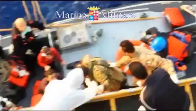 Porto Empedocle (AG) - Nave Libra naviga con 235 naufraghi -2- (12.10.13)