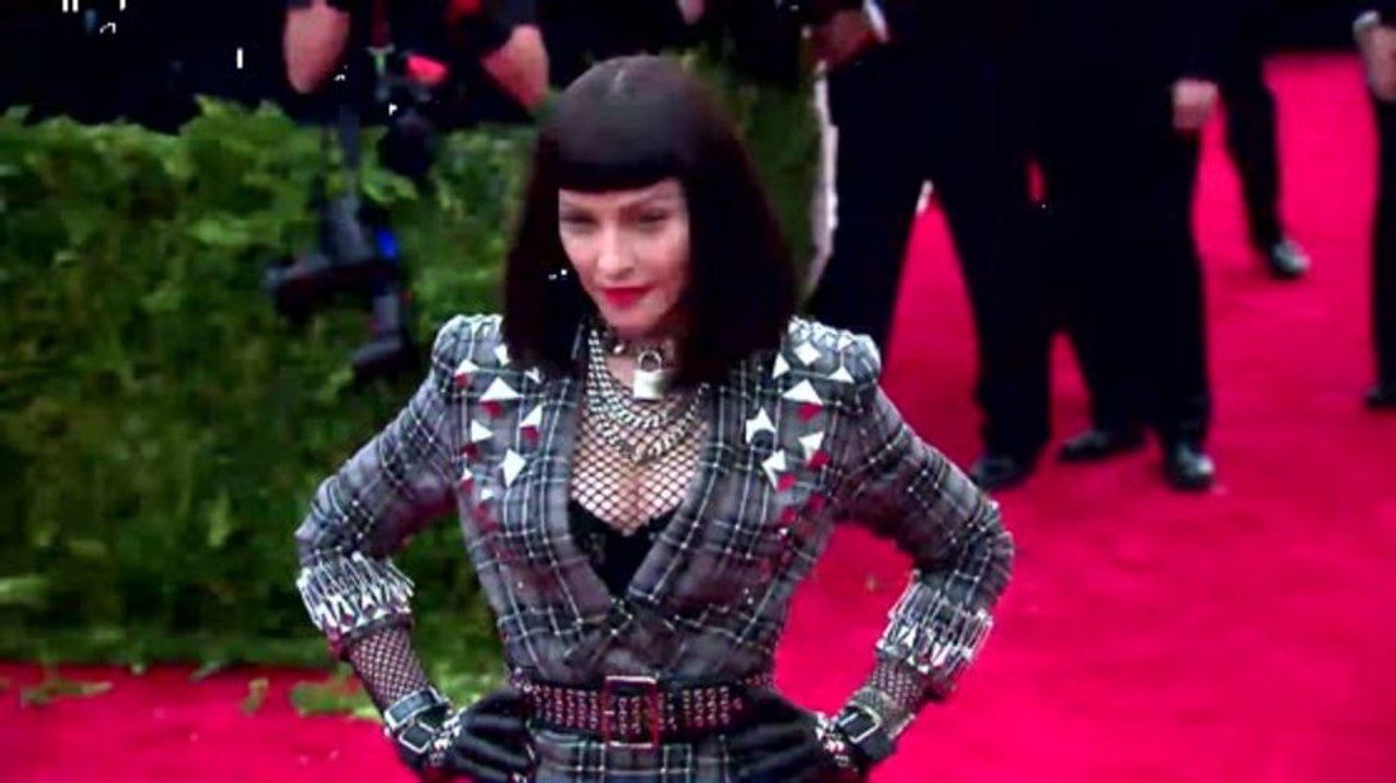 Prohíben la entrada de Madonna a teatros de cine por "textear"