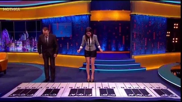 МОТИКА: Том Хенкс и Сандра Булок свират пијано со нозе