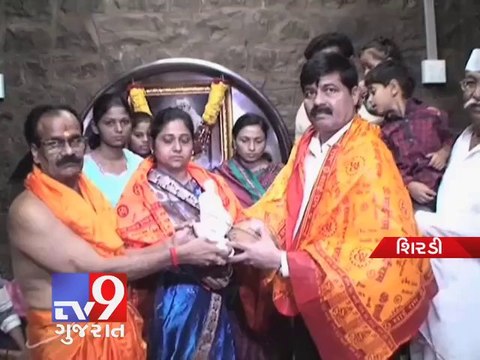 Gold crown worth Rs 40 lakh donated at Sai Baba Temple, Shirdi - Tv9 Gujarat