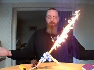 Une poupée made in china qui crache du feu par le cul!