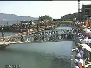 Bridge breaks in China under the weight of the crowd!