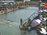Un pont se brise en Chine sous le poids de la foule!