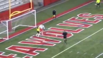 Portiere fa la ruota durante calcio di rigore,ma...