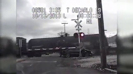 Voiture d'une femme est heurtée par 2 trains