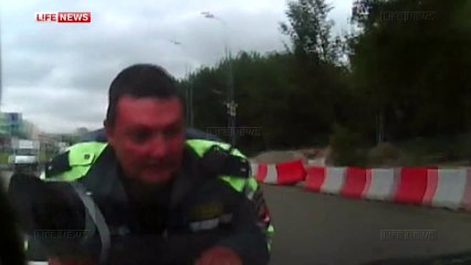 Un policier russe sur le capot d'une voiture