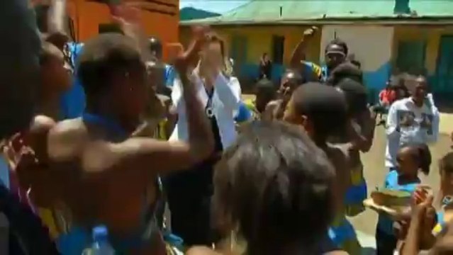 Valérie Trierweiler danse avec des orphelins sud-africains