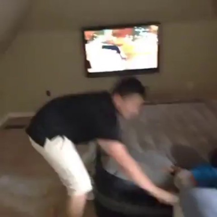 Cuidando al hermanito