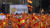 Una multitud llena de banderas españolas la plaza de Cataluña